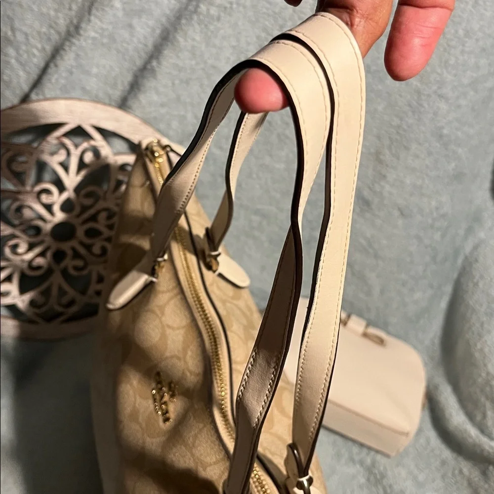 Coach Signature Tote w/Matching Pouch - Picture 4 of 17